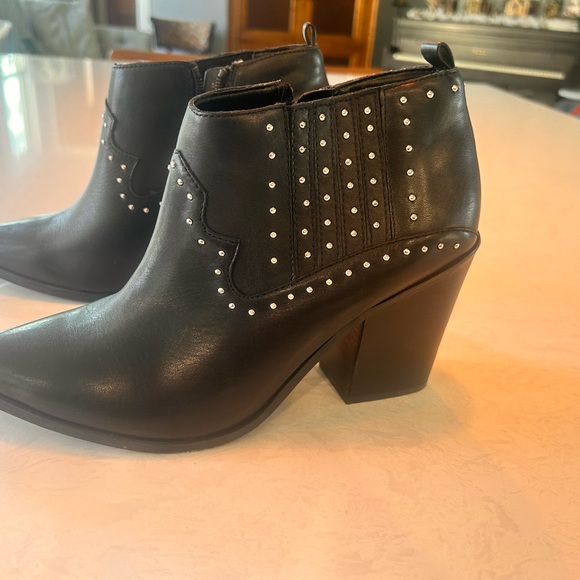 Pre owned but barely worn. Size 8. No box. Smoke free home - Picture 2 of 6